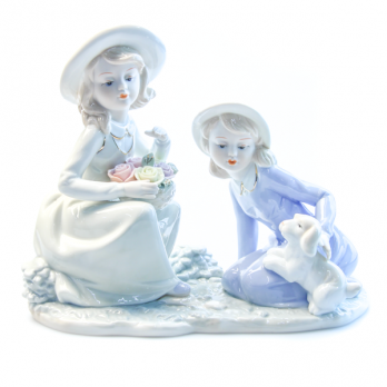 К077 Фигурка Девочки с собакой (фарфор)