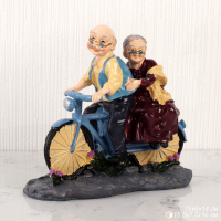 695942 Фигурка Бабушка с дедушкой на велосипеде 14 см / YG754 