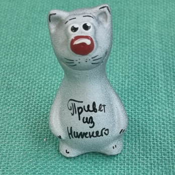 26144 Кот худой-Привет из Нижний Новгород 8х4-цвет в ассорт./керамика/ 